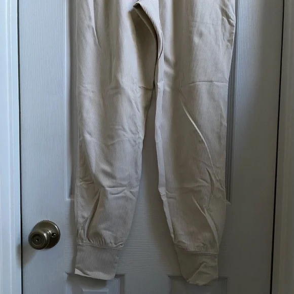 NWOT PowerSoft Set - Seamless Ribbed Sports Bra & High-Waisted 7/8 Joggers - Picture 7 of 13